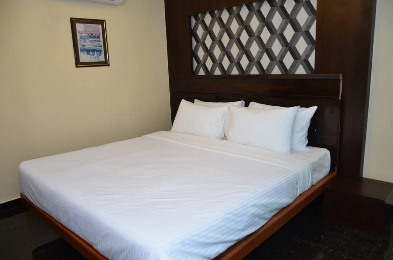 Daddy'S Inn Lumut Buitenkant foto